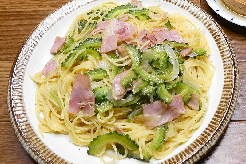 ゴーヤとベーコンのパスタ